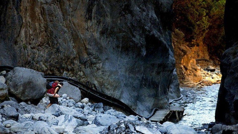 Συγκινητικό: Πήρε την κόρη του που ήταν ανάπηρη στην πλάτη και την πέρασε από το φαράγγι της Σαμαριάς